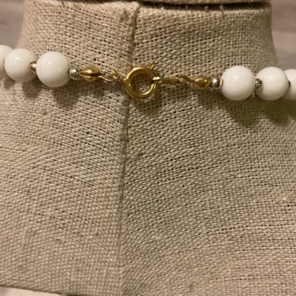 Graduated Round White Beaded Gold Tone Necklace Spring Ring Clasp 25" Elegant - Picture 4 of 4